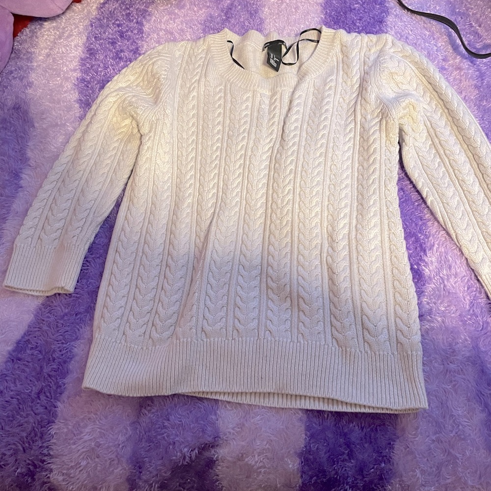Size small sweater crème